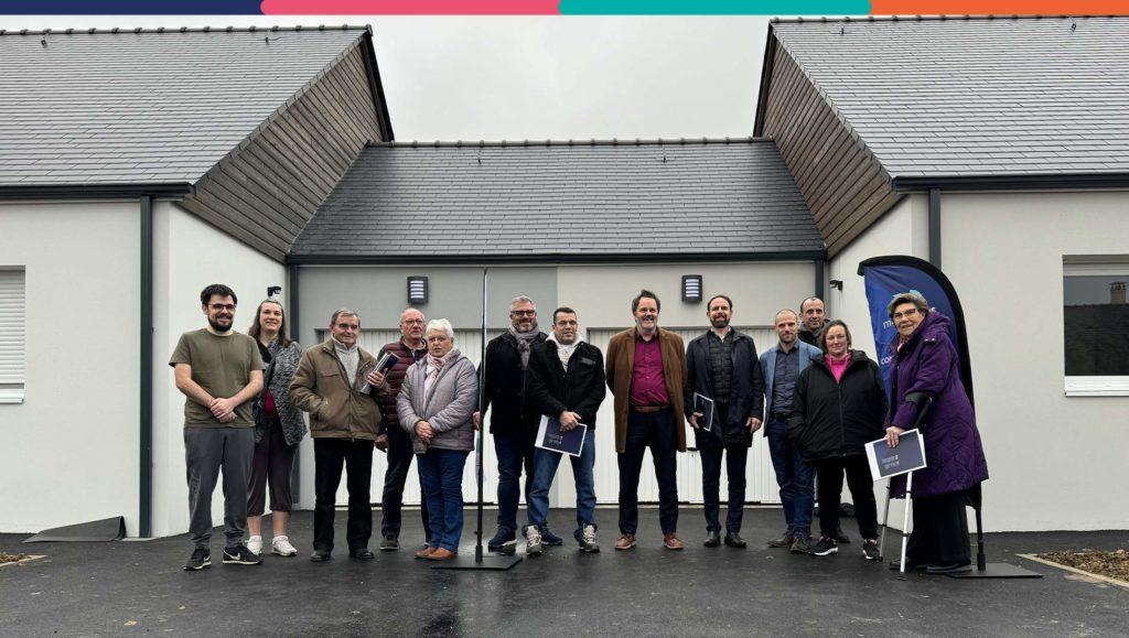 Photo officielle de la remise de clés à Auverse