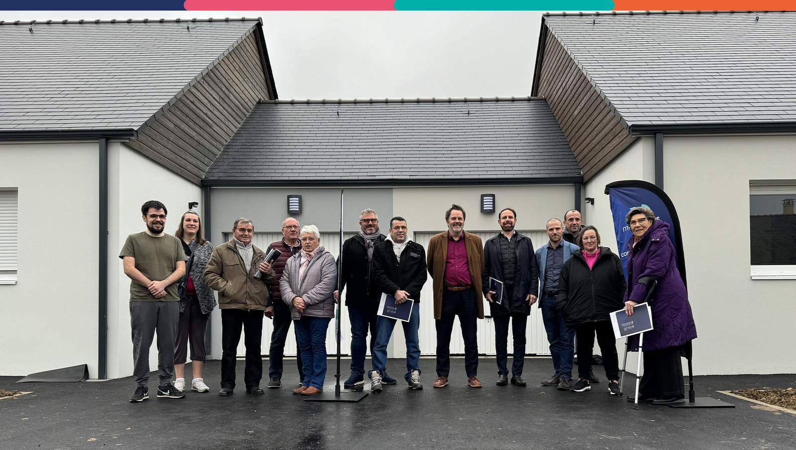 Photo officielle de la remise de clés à Auverse